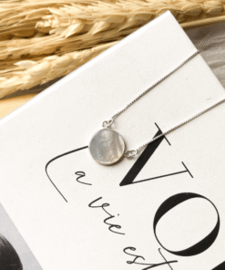 escapulario madreperola em livro branco