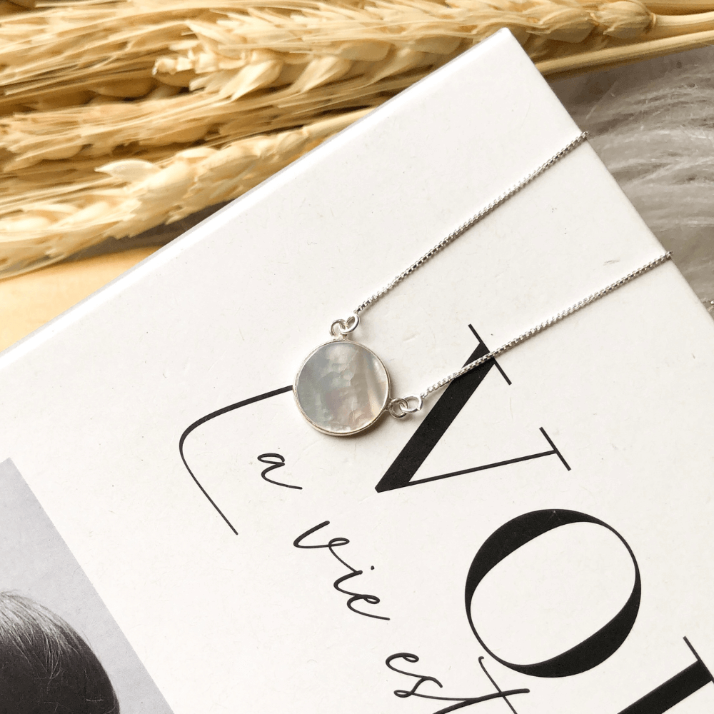 escapulario madreperola em livro branco