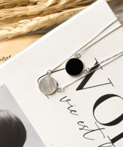 escapulario madreperola e agata negra em livro branco