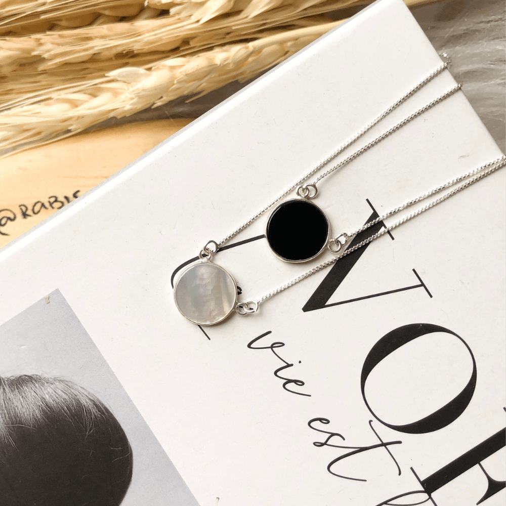 escapulario madreperola e agata negra em livro branco