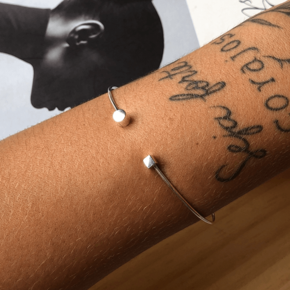 bracelete geometrico em prata 925 em modelo