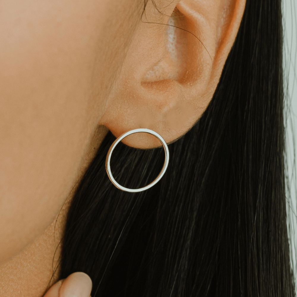 brinco circulo medio em modelo