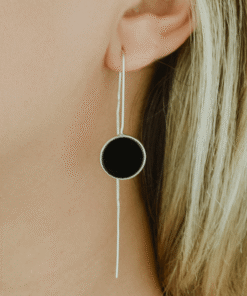brinco gancho agulha agata negra em modelo