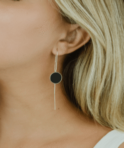 brinco gancho agulha agata negra em modelo