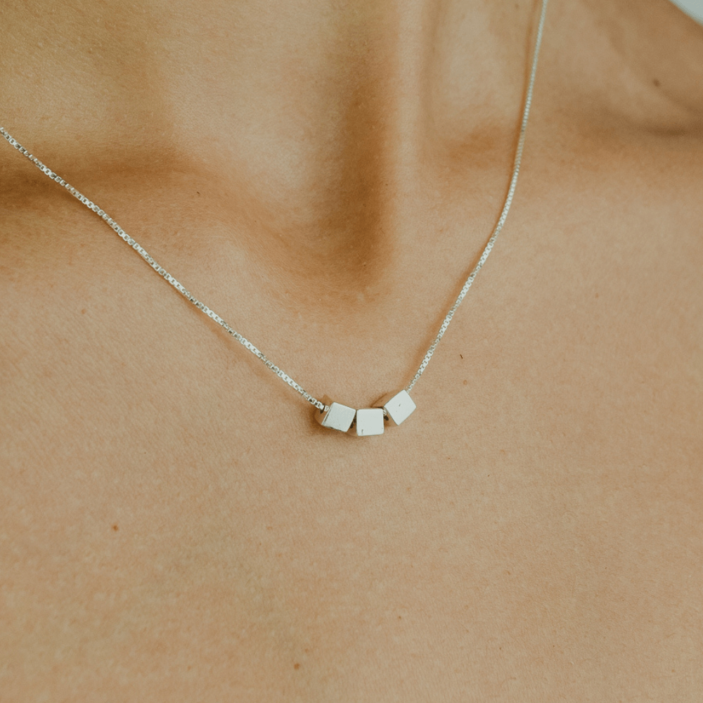 colar 3 dadinhos de prata 925 em modelo