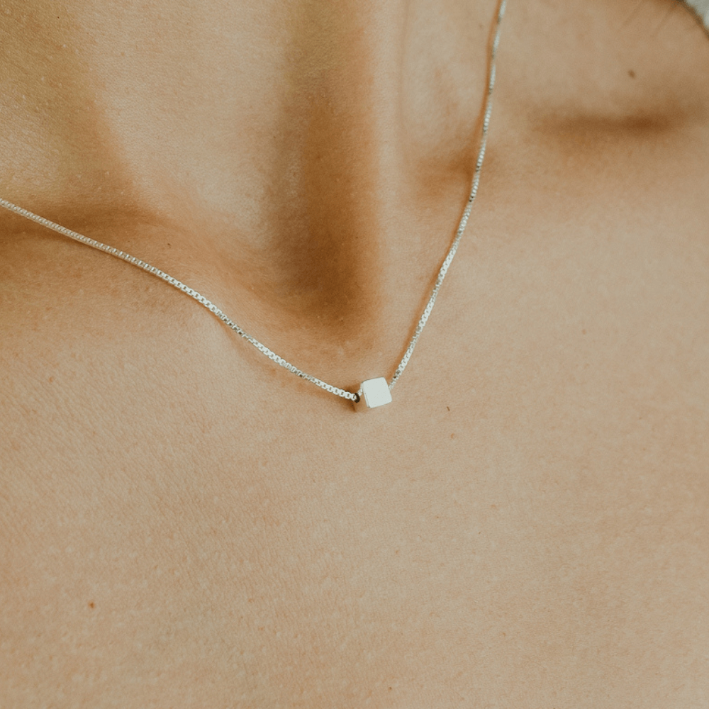 Colar Dadinho de prata 925 em modelo