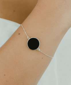 pulseira agata negra em braço feminino