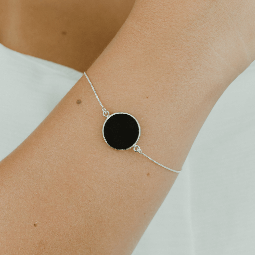 pulseira agata negra em braço feminino