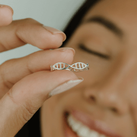 modelo segurando anel dna em prata 925