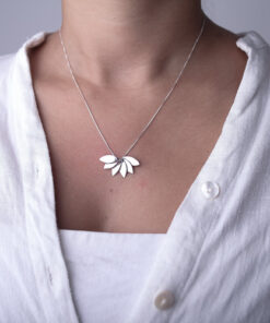 Alternative view of Colar Flor de Lótus