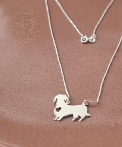 Colar Dachshund de prata 925 em prato