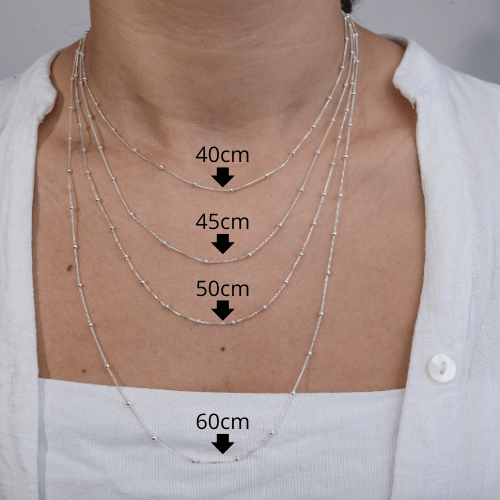 Modelo Feminina usando colares de bolinhas prata 925 em modelo