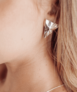 Brinco Triangulo Elegante de prata 925 em modelo