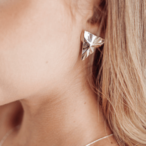 Brinco Triangulo Elegante de prata 925 em modelo