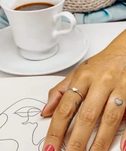 anel de prata com estrela, lua e coracao