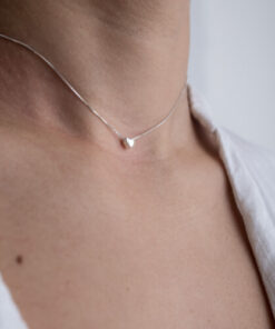 Choker Coraçãozinho de prata 925 em modelo