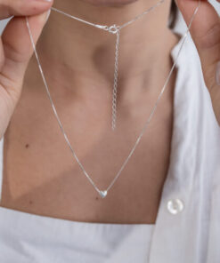 modelo segurando Choker Coraçãozinho de prata 925