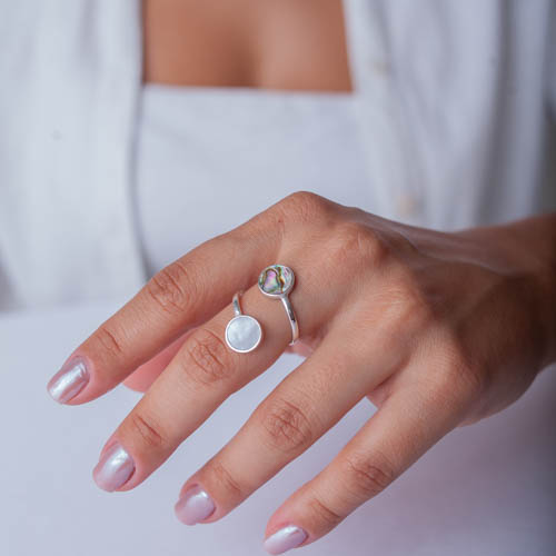 Anel Madrepérola e Abalone de prata 925 em modelo