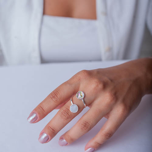 Anel Madrepérola e Abalone de prata 925 em modelo