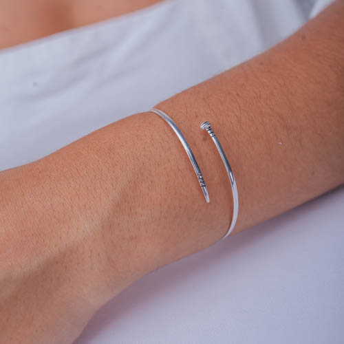 Bracelete Prego de prata 925 em braço feminino