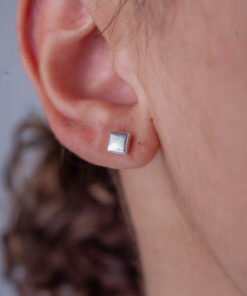 Brinco Dadinho de prata 925 em modelo