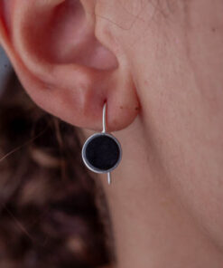 Brinco Gancho Agata Negra P de prata 925 em modelo