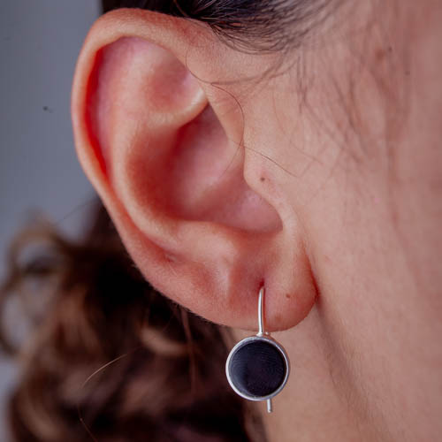 Brinco Gancho Agata Negra P de prata 925 em modelo