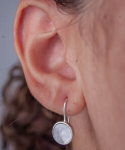 Brinco Gancho Madreperola P de prata 925 em modelo