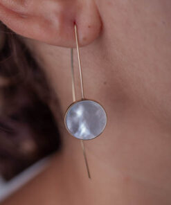 Brinco Gancho Madreprola Ouro 18K em modelo