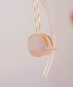 Brinco Gancho Madreprola Ouro 18K em fundo branco