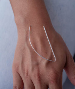 Brinco Gancho Taquinho de prata 925 em mão de modelo