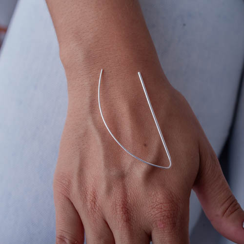 Brinco Gancho Taquinho de prata 925 em mão de modelo