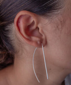 Brinco Gancho Taquinho de prata 925 em mão de modelo