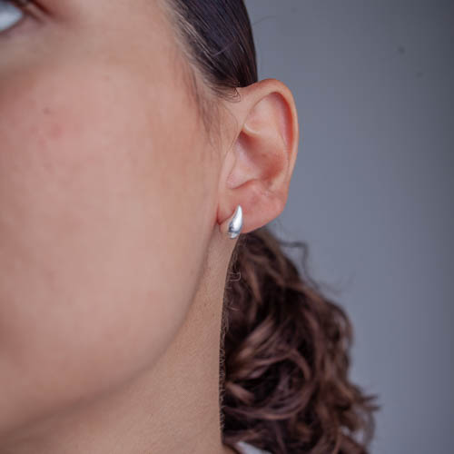 Brinco Gota Espelhada de prata 925 em modelo