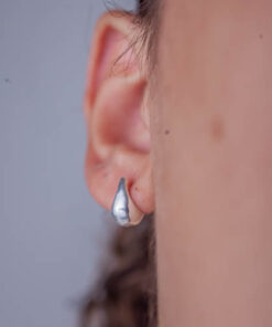 Brinco Gota Espelhada de prata 925 em modelo