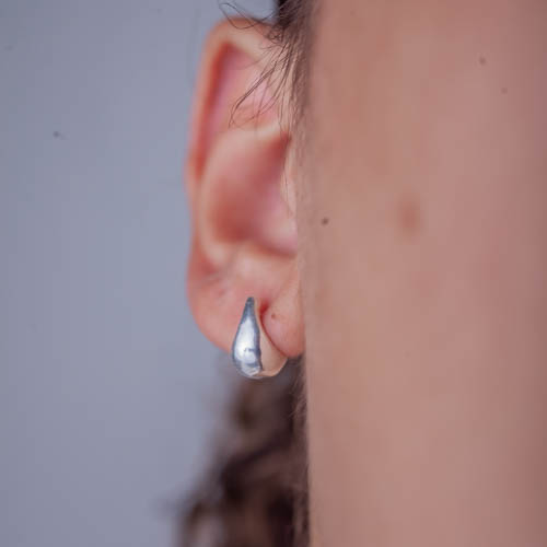 Brinco Gota Espelhada de prata 925 em modelo