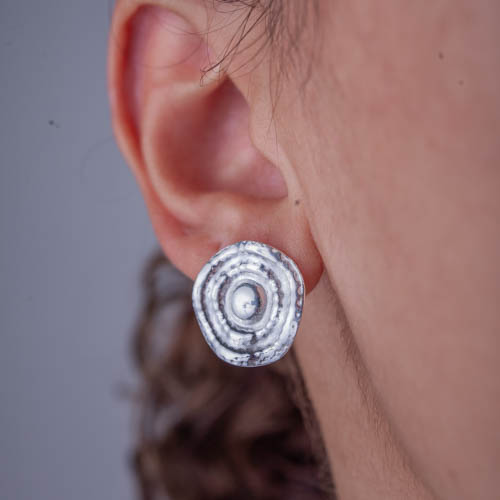 Brinco Medalha com Bolinhas de prata 925 em modelo