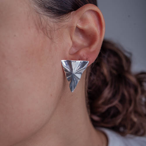 Brinco Triangulo Elegante de prata 925 em modelo