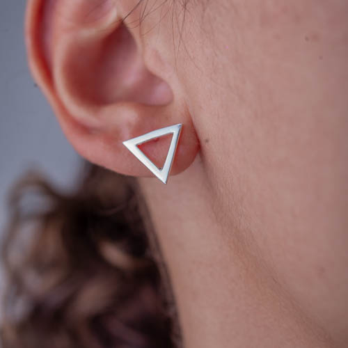 Brinco triangulo de prata 925 em orelha feminina