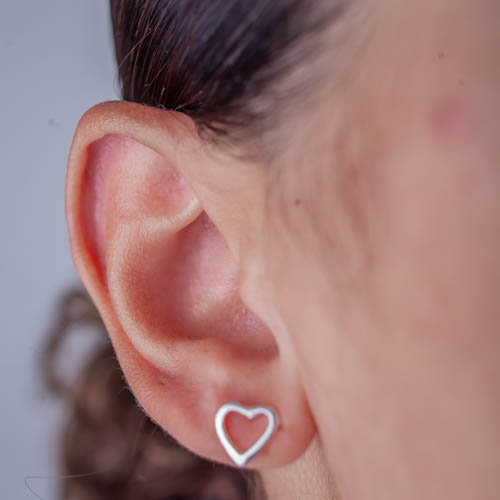 Brinco coração de prata 925 em orelha feminina