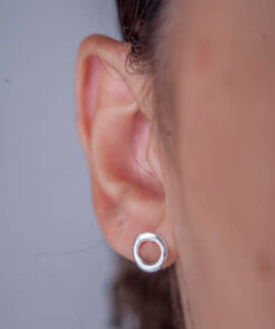 Brinco circulo de prata 925 em orelha feminina