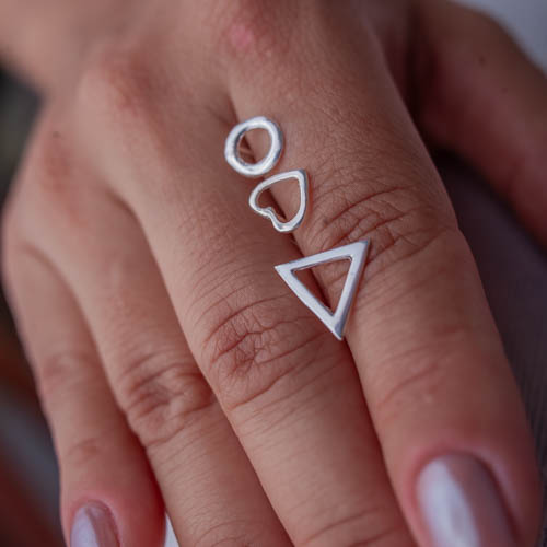Mão feminina com o Trio Triangulo, Circulo e Coração da Vesty prata