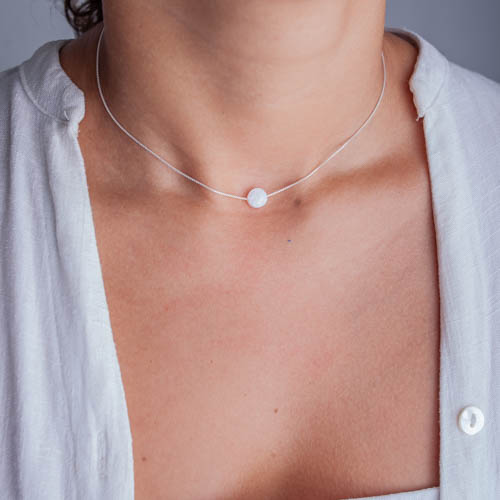 Modelo feminina com o Colar Chocker circulo Madrepérola