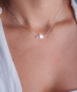 Choker Sol de prata 925 em modelo com camisa branca