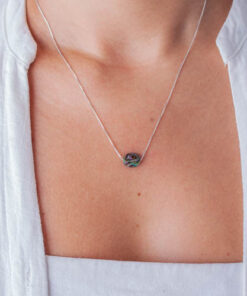 Modelo feminina usando um Colar Abalone Oval tamanho P