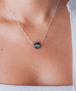 Moça jovem usando um colar Abalone