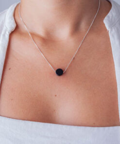 Modelo feminina com o Colar Agata negra tamanho M