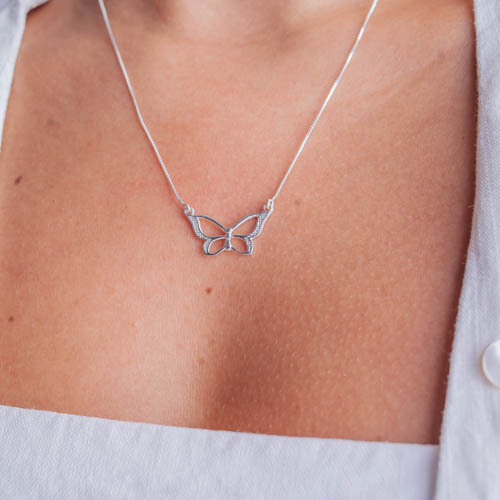 Modelo feminina com o Colar Borboleta Vazada