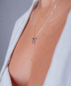 Modelo feminina com o Colar Cristo sobrepor