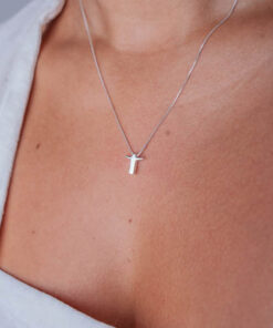 Modelo feminina com o Colar Cristo sobrepor